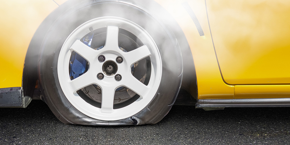 Ban Mobil Sering Pecah di Jalan? Ini Penyebab Umum dan Solusi Panggilan Towing Terdeka